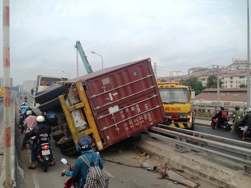 Người dân hốt hoảng vì container rơi khỏi xe, chắn ngang đường ảnh 1